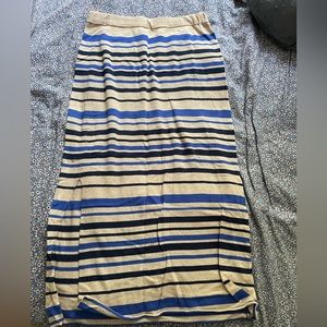 Maxi knit skirt with side slit on one side.
